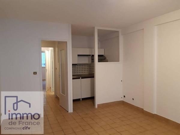 GRENOBLE 2, rue Raymond Bank. 2P + C de 38,70 m² au 1er étage no 4. (Entièrement repeint).