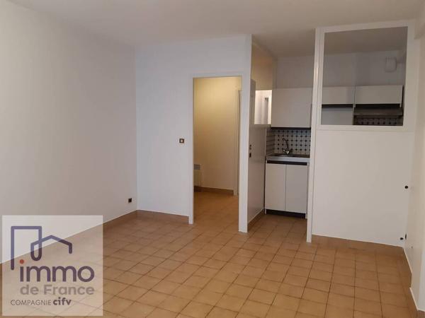 GRENOBLE 2, rue Raymond Bank. 2P + C de 38,70 m² au 1er étage no 4. (Entièrement repeint).