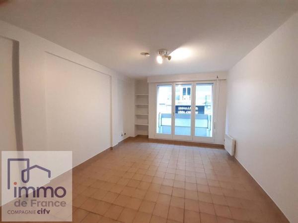 GRENOBLE 2, rue Raymond Bank. 2P + C de 38,70 m² au 1er étage no 4. (Entièrement repeint).