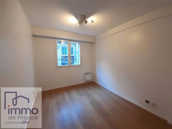 GRENOBLE 2, rue Raymond Bank. 2P + C de 38,70 m² au 1er étage no 4. (Entièrement repeint).