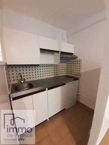 GRENOBLE 2, rue Raymond Bank. 2P + C de 38,70 m² au 1er étage no 4. (Entièrement repeint).