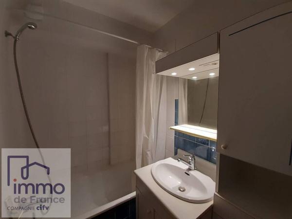 GRENOBLE 2, rue Raymond Bank. 2P + C de 38,70 m² au 1er étage no 4. (Entièrement repeint).