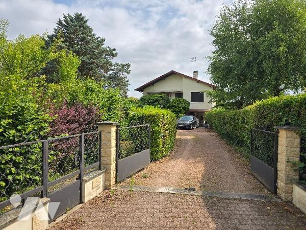 Maison élevée sur sous sol de 107 m2 sur terrain de 3060 m2.