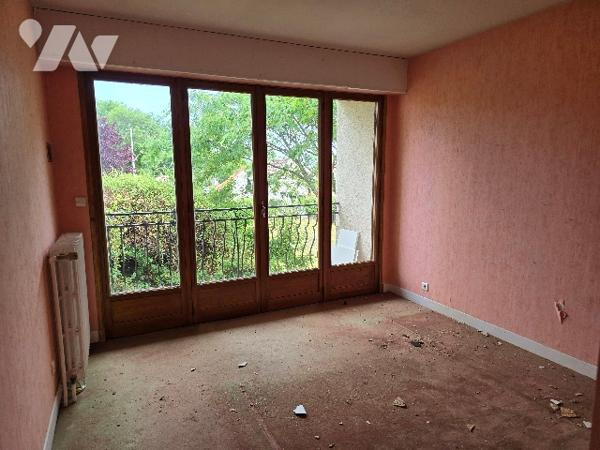 Maison élevée sur sous sol de 107 m2 sur terrain de 3060 m2.