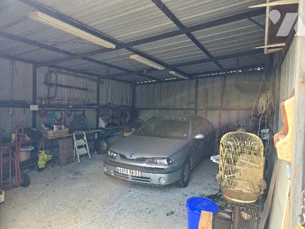 Maison élevée sur sous sol de 107 m2 sur terrain de 3060 m2.