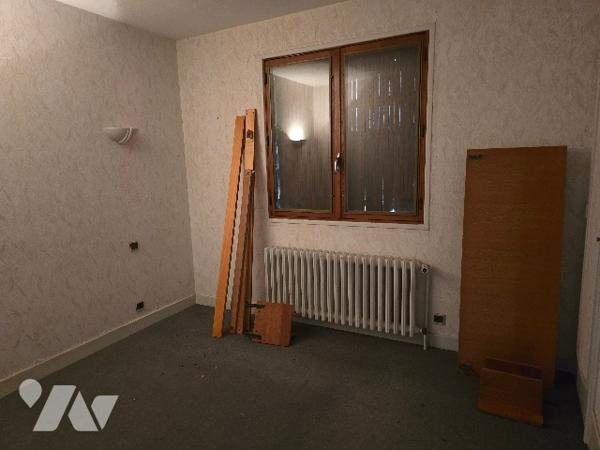 Maison élevée sur sous sol de 107 m2 sur terrain de 3060 m2.