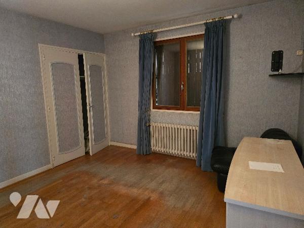 Maison élevée sur sous sol de 107 m2 sur terrain de 3060 m2.