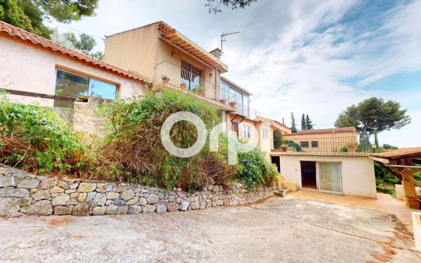 Maison à vendre    6 pièces • 177 m2 Carqueiranne