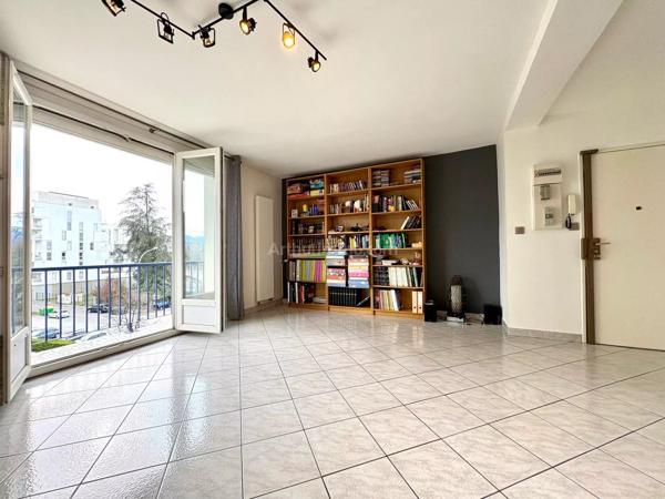 Vente                                                      Appartement
                        
                     4 pièces                      90 m2                     à Grenoble