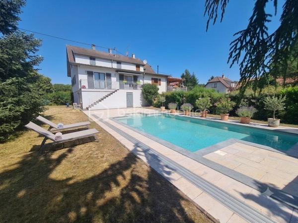 Située dans un quartier calme, à proximité immédiate des écoles, des commerces et des principaux axes routiers, cette agréable maison offre de beaux volumes et de nombreuses possibilités d'aménagement. Elle conviendra aussi bien à une famille qu'à une personne souhaitant exercer une activité professionnelle à domicile.

Dès l'entrée, vous découvrirez un sas, puis une entrée accueillante. La cuisine équipée, indépendante, donne accès à un balcon-terrasse avec vue sur une magnifique piscine, utilisable toute l'année grâce à son abri télescopique Voroka avec rails encastrés.

Le rez-de-chaussée comprend également un WC indépendant, un espace de rangement, une pièce polyvalente pouvant faire office de bureau, salle de jeux ou chambre d'appoint, ainsi qu'un vaste séjour lumineux agrémenté d'une cheminée.
À l'étage, vous trouverez une chambre, un toilette indépendant, une salle de bains et une grande seconde chambre, facilement transformable en deux chambres, conformément à sa configuration d'origine.

Le sous-sol est particulièrement fonctionnel avec un garage, de nombreux espaces de rangement, une cave, une buanderie avec salle d'eau et WC, ainsi qu'un local technique équipé d'un WC et d'une douche, idéal après les baignades ou les séances bien-être.
Vous profiterez également d'un véritable espace bien-être comprenant un sauna infrarouge, un spa et une pièce pouvant être aménagée en salle de sport, salle de soins ou selon vos envies.
Enfin, une dépendance indépendante offre un espace idéal pour une activité professionnelle, un cabinet (bien-être, esthétique, profession libérale…), un atelier ou le télétravail.

Les atouts :
Quartier calme.
Espaces.
Proximité des écoles, commerces et axes routiers.
Piscine couverte par un dôme, utilisable toute l'année.
Cheminée.
Espace bien-être avec sauna et spa.
Dépendance idéale pour une activité professionnelle ou le télétravail.

Nombreuses possibilités d'aménagement selon vos besoins.
Une maison aux multiples atouts, offrant un cadre de vie agréable et un fort potentiel pour concilier vie familiale et activité professionnelle.