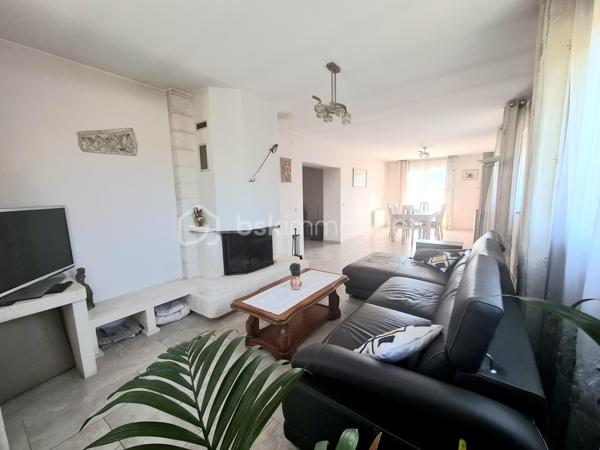 Située dans un quartier calme, à proximité immédiate des écoles, des commerces et des principaux axes routiers, cette agréable maison offre de beaux volumes et de nombreuses possibilités d'aménagement. Elle conviendra aussi bien à une famille qu'à une personne souhaitant exercer une activité professionnelle à domicile.

Dès l'entrée, vous découvrirez un sas, puis une entrée accueillante. La cuisine équipée, indépendante, donne accès à un balcon-terrasse avec vue sur une magnifique piscine, utilisable toute l'année grâce à son abri télescopique Voroka avec rails encastrés.

Le rez-de-chaussée comprend également un WC indépendant, un espace de rangement, une pièce polyvalente pouvant faire office de bureau, salle de jeux ou chambre d'appoint, ainsi qu'un vaste séjour lumineux agrémenté d'une cheminée.
À l'étage, vous trouverez une chambre, un toilette indépendant, une salle de bains et une grande seconde chambre, facilement transformable en deux chambres, conformément à sa configuration d'origine.

Le sous-sol est particulièrement fonctionnel avec un garage, de nombreux espaces de rangement, une cave, une buanderie avec salle d'eau et WC, ainsi qu'un local technique équipé d'un WC et d'une douche, idéal après les baignades ou les séances bien-être.
Vous profiterez également d'un véritable espace bien-être comprenant un sauna infrarouge, un spa et une pièce pouvant être aménagée en salle de sport, salle de soins ou selon vos envies.
Enfin, une dépendance indépendante offre un espace idéal pour une activité professionnelle, un cabinet (bien-être, esthétique, profession libérale…), un atelier ou le télétravail.

Les atouts :
Quartier calme.
Espaces.
Proximité des écoles, commerces et axes routiers.
Piscine couverte par un dôme, utilisable toute l'année.
Cheminée.
Espace bien-être avec sauna et spa.
Dépendance idéale pour une activité professionnelle ou le télétravail.

Nombreuses possibilités d'aménagement selon vos besoins.
Une maison aux multiples atouts, offrant un cadre de vie agréable et un fort potentiel pour concilier vie familiale et activité professionnelle.