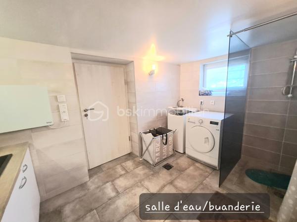 Située dans un quartier calme, à proximité immédiate des écoles, des commerces et des principaux axes routiers, cette agréable maison offre de beaux volumes et de nombreuses possibilités d'aménagement. Elle conviendra aussi bien à une famille qu'à une personne souhaitant exercer une activité professionnelle à domicile.

Dès l'entrée, vous découvrirez un sas, puis une entrée accueillante. La cuisine équipée, indépendante, donne accès à un balcon-terrasse avec vue sur une magnifique piscine, utilisable toute l'année grâce à son abri télescopique Voroka avec rails encastrés.

Le rez-de-chaussée comprend également un WC indépendant, un espace de rangement, une pièce polyvalente pouvant faire office de bureau, salle de jeux ou chambre d'appoint, ainsi qu'un vaste séjour lumineux agrémenté d'une cheminée.
À l'étage, vous trouverez une chambre, un toilette indépendant, une salle de bains et une grande seconde chambre, facilement transformable en deux chambres, conformément à sa configuration d'origine.

Le sous-sol est particulièrement fonctionnel avec un garage, de nombreux espaces de rangement, une cave, une buanderie avec salle d'eau et WC, ainsi qu'un local technique équipé d'un WC et d'une douche, idéal après les baignades ou les séances bien-être.
Vous profiterez également d'un véritable espace bien-être comprenant un sauna infrarouge, un spa et une pièce pouvant être aménagée en salle de sport, salle de soins ou selon vos envies.
Enfin, une dépendance indépendante offre un espace idéal pour une activité professionnelle, un cabinet (bien-être, esthétique, profession libérale…), un atelier ou le télétravail.

Les atouts :
Quartier calme.
Espaces.
Proximité des écoles, commerces et axes routiers.
Piscine couverte par un dôme, utilisable toute l'année.
Cheminée.
Espace bien-être avec sauna et spa.
Dépendance idéale pour une activité professionnelle ou le télétravail.

Nombreuses possibilités d'aménagement selon vos besoins.
Une maison aux multiples atouts, offrant un cadre de vie agréable et un fort potentiel pour concilier vie familiale et activité professionnelle.