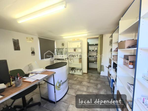 Située dans un quartier calme, à proximité immédiate des écoles, des commerces et des principaux axes routiers, cette agréable maison offre de beaux volumes et de nombreuses possibilités d'aménagement. Elle conviendra aussi bien à une famille qu'à une personne souhaitant exercer une activité professionnelle à domicile.

Dès l'entrée, vous découvrirez un sas, puis une entrée accueillante. La cuisine équipée, indépendante, donne accès à un balcon-terrasse avec vue sur une magnifique piscine, utilisable toute l'année grâce à son abri télescopique Voroka avec rails encastrés.

Le rez-de-chaussée comprend également un WC indépendant, un espace de rangement, une pièce polyvalente pouvant faire office de bureau, salle de jeux ou chambre d'appoint, ainsi qu'un vaste séjour lumineux agrémenté d'une cheminée.
À l'étage, vous trouverez une chambre, un toilette indépendant, une salle de bains et une grande seconde chambre, facilement transformable en deux chambres, conformément à sa configuration d'origine.

Le sous-sol est particulièrement fonctionnel avec un garage, de nombreux espaces de rangement, une cave, une buanderie avec salle d'eau et WC, ainsi qu'un local technique équipé d'un WC et d'une douche, idéal après les baignades ou les séances bien-être.
Vous profiterez également d'un véritable espace bien-être comprenant un sauna infrarouge, un spa et une pièce pouvant être aménagée en salle de sport, salle de soins ou selon vos envies.
Enfin, une dépendance indépendante offre un espace idéal pour une activité professionnelle, un cabinet (bien-être, esthétique, profession libérale…), un atelier ou le télétravail.

Les atouts :
Quartier calme.
Espaces.
Proximité des écoles, commerces et axes routiers.
Piscine couverte par un dôme, utilisable toute l'année.
Cheminée.
Espace bien-être avec sauna et spa.
Dépendance idéale pour une activité professionnelle ou le télétravail.

Nombreuses possibilités d'aménagement selon vos besoins.
Une maison aux multiples atouts, offrant un cadre de vie agréable et un fort potentiel pour concilier vie familiale et activité professionnelle.