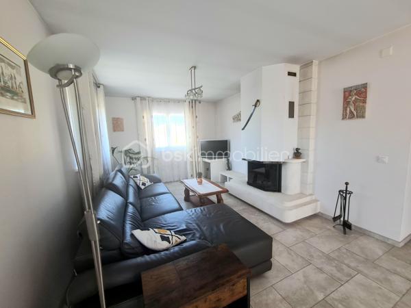 Située dans un quartier calme, à proximité immédiate des écoles, des commerces et des principaux axes routiers, cette agréable maison offre de beaux volumes et de nombreuses possibilités d'aménagement. Elle conviendra aussi bien à une famille qu'à une personne souhaitant exercer une activité professionnelle à domicile.

Dès l'entrée, vous découvrirez un sas, puis une entrée accueillante. La cuisine équipée, indépendante, donne accès à un balcon-terrasse avec vue sur une magnifique piscine, utilisable toute l'année grâce à son abri télescopique Voroka avec rails encastrés.

Le rez-de-chaussée comprend également un WC indépendant, un espace de rangement, une pièce polyvalente pouvant faire office de bureau, salle de jeux ou chambre d'appoint, ainsi qu'un vaste séjour lumineux agrémenté d'une cheminée.
À l'étage, vous trouverez une chambre, un toilette indépendant, une salle de bains et une grande seconde chambre, facilement transformable en deux chambres, conformément à sa configuration d'origine.

Le sous-sol est particulièrement fonctionnel avec un garage, de nombreux espaces de rangement, une cave, une buanderie avec salle d'eau et WC, ainsi qu'un local technique équipé d'un WC et d'une douche, idéal après les baignades ou les séances bien-être.
Vous profiterez également d'un véritable espace bien-être comprenant un sauna infrarouge, un spa et une pièce pouvant être aménagée en salle de sport, salle de soins ou selon vos envies.
Enfin, une dépendance indépendante offre un espace idéal pour une activité professionnelle, un cabinet (bien-être, esthétique, profession libérale…), un atelier ou le télétravail.

Les atouts :
Quartier calme.
Espaces.
Proximité des écoles, commerces et axes routiers.
Piscine couverte par un dôme, utilisable toute l'année.
Cheminée.
Espace bien-être avec sauna et spa.
Dépendance idéale pour une activité professionnelle ou le télétravail.

Nombreuses possibilités d'aménagement selon vos besoins.
Une maison aux multiples atouts, offrant un cadre de vie agréable et un fort potentiel pour concilier vie familiale et activité professionnelle.