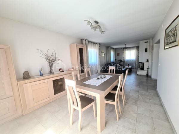 Située dans un quartier calme, à proximité immédiate des écoles, des commerces et des principaux axes routiers, cette agréable maison offre de beaux volumes et de nombreuses possibilités d'aménagement. Elle conviendra aussi bien à une famille qu'à une personne souhaitant exercer une activité professionnelle à domicile.

Dès l'entrée, vous découvrirez un sas, puis une entrée accueillante. La cuisine équipée, indépendante, donne accès à un balcon-terrasse avec vue sur une magnifique piscine, utilisable toute l'année grâce à son abri télescopique Voroka avec rails encastrés.

Le rez-de-chaussée comprend également un WC indépendant, un espace de rangement, une pièce polyvalente pouvant faire office de bureau, salle de jeux ou chambre d'appoint, ainsi qu'un vaste séjour lumineux agrémenté d'une cheminée.
À l'étage, vous trouverez une chambre, un toilette indépendant, une salle de bains et une grande seconde chambre, facilement transformable en deux chambres, conformément à sa configuration d'origine.

Le sous-sol est particulièrement fonctionnel avec un garage, de nombreux espaces de rangement, une cave, une buanderie avec salle d'eau et WC, ainsi qu'un local technique équipé d'un WC et d'une douche, idéal après les baignades ou les séances bien-être.
Vous profiterez également d'un véritable espace bien-être comprenant un sauna infrarouge, un spa et une pièce pouvant être aménagée en salle de sport, salle de soins ou selon vos envies.
Enfin, une dépendance indépendante offre un espace idéal pour une activité professionnelle, un cabinet (bien-être, esthétique, profession libérale…), un atelier ou le télétravail.

Les atouts :
Quartier calme.
Espaces.
Proximité des écoles, commerces et axes routiers.
Piscine couverte par un dôme, utilisable toute l'année.
Cheminée.
Espace bien-être avec sauna et spa.
Dépendance idéale pour une activité professionnelle ou le télétravail.

Nombreuses possibilités d'aménagement selon vos besoins.
Une maison aux multiples atouts, offrant un cadre de vie agréable et un fort potentiel pour concilier vie familiale et activité professionnelle.