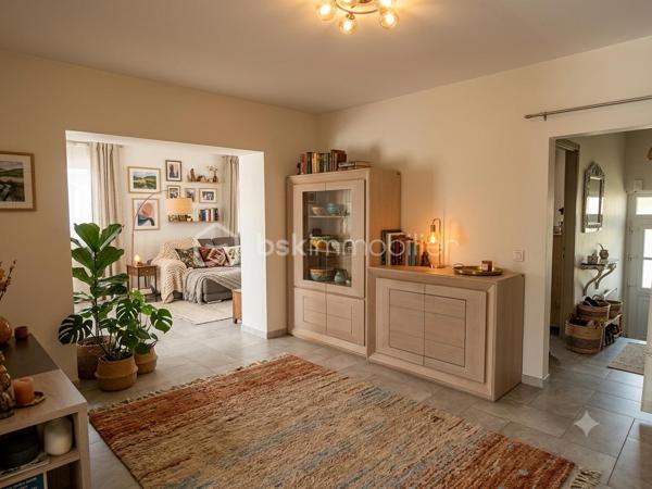 Située dans un quartier calme, à proximité immédiate des écoles, des commerces et des principaux axes routiers, cette agréable maison offre de beaux volumes et de nombreuses possibilités d'aménagement. Elle conviendra aussi bien à une famille qu'à une personne souhaitant exercer une activité professionnelle à domicile.

Dès l'entrée, vous découvrirez un sas, puis une entrée accueillante. La cuisine équipée, indépendante, donne accès à un balcon-terrasse avec vue sur une magnifique piscine, utilisable toute l'année grâce à son abri télescopique Voroka avec rails encastrés.

Le rez-de-chaussée comprend également un WC indépendant, un espace de rangement, une pièce polyvalente pouvant faire office de bureau, salle de jeux ou chambre d'appoint, ainsi qu'un vaste séjour lumineux agrémenté d'une cheminée.
À l'étage, vous trouverez une chambre, un toilette indépendant, une salle de bains et une grande seconde chambre, facilement transformable en deux chambres, conformément à sa configuration d'origine.

Le sous-sol est particulièrement fonctionnel avec un garage, de nombreux espaces de rangement, une cave, une buanderie avec salle d'eau et WC, ainsi qu'un local technique équipé d'un WC et d'une douche, idéal après les baignades ou les séances bien-être.
Vous profiterez également d'un véritable espace bien-être comprenant un sauna infrarouge, un spa et une pièce pouvant être aménagée en salle de sport, salle de soins ou selon vos envies.
Enfin, une dépendance indépendante offre un espace idéal pour une activité professionnelle, un cabinet (bien-être, esthétique, profession libérale…), un atelier ou le télétravail.

Les atouts :
Quartier calme.
Espaces.
Proximité des écoles, commerces et axes routiers.
Piscine couverte par un dôme, utilisable toute l'année.
Cheminée.
Espace bien-être avec sauna et spa.
Dépendance idéale pour une activité professionnelle ou le télétravail.

Nombreuses possibilités d'aménagement selon vos besoins.
Une maison aux multiples atouts, offrant un cadre de vie agréable et un fort potentiel pour concilier vie familiale et activité professionnelle.