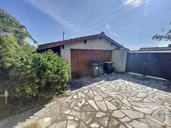 A Vendre - plein coeur de Leuville - proche des ecoles, des transports et des commerces - beaux volumes