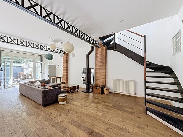 BAGNOLET LIMITE MONTREUIL, QUARTIER RECHERCHE DES COUTURES, 500 METRES DU METRO ROBESPIERRE, BIEN ATYPIQUE DANS UN ANCIEN ENTREPOT ENTIEREMENT REHABILITE AVEC GRANDE TERRASSE. BEAUCOUP DE VOLUMES ET DE LUMIERE POUR CE BIEN A L'AMBIANCE DE LOFT PARISIEN!
