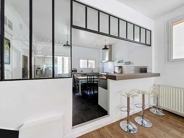 BAGNOLET LIMITE MONTREUIL, QUARTIER RECHERCHE DES COUTURES, 500 METRES DU METRO ROBESPIERRE, BIEN ATYPIQUE DANS UN ANCIEN ENTREPOT ENTIEREMENT REHABILITE AVEC GRANDE TERRASSE. BEAUCOUP DE VOLUMES ET DE LUMIERE POUR CE BIEN A L'AMBIANCE DE LOFT PARISIEN!