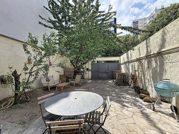 BAGNOLET LIMITE MONTREUIL, QUARTIER RECHERCHE DES COUTURES, 500 METRES DU METRO ROBESPIERRE, BIEN ATYPIQUE DANS UN ANCIEN ENTREPOT ENTIEREMENT REHABILITE AVEC GRANDE TERRASSE. BEAUCOUP DE VOLUMES ET DE LUMIERE POUR CE BIEN A L'AMBIANCE DE LOFT PARISIEN!