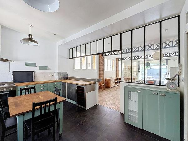 BAGNOLET LIMITE MONTREUIL, QUARTIER RECHERCHE DES COUTURES, 500 METRES DU METRO ROBESPIERRE, BIEN ATYPIQUE DANS UN ANCIEN ENTREPOT ENTIEREMENT REHABILITE AVEC GRANDE TERRASSE. BEAUCOUP DE VOLUMES ET DE LUMIERE POUR CE BIEN A L'AMBIANCE DE LOFT PARISIEN!