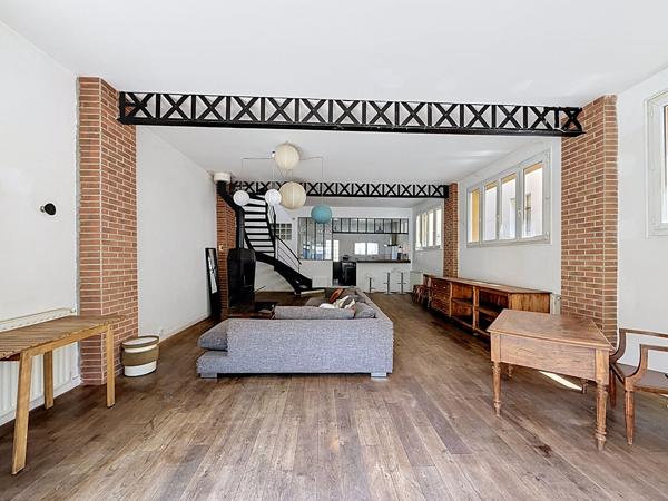 BAGNOLET LIMITE MONTREUIL, QUARTIER RECHERCHE DES COUTURES, 500 METRES DU METRO ROBESPIERRE, BIEN ATYPIQUE DANS UN ANCIEN ENTREPOT ENTIEREMENT REHABILITE AVEC GRANDE TERRASSE. BEAUCOUP DE VOLUMES ET DE LUMIERE POUR CE BIEN A L'AMBIANCE DE LOFT PARISIEN!