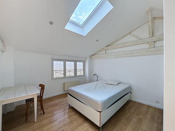 BAGNOLET LIMITE MONTREUIL, QUARTIER RECHERCHE DES COUTURES, 500 METRES DU METRO ROBESPIERRE, BIEN ATYPIQUE DANS UN ANCIEN ENTREPOT ENTIEREMENT REHABILITE AVEC GRANDE TERRASSE. BEAUCOUP DE VOLUMES ET DE LUMIERE POUR CE BIEN A L'AMBIANCE DE LOFT PARISIEN!