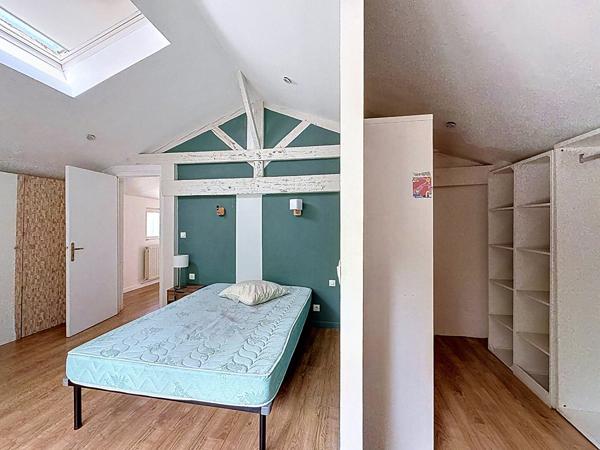 BAGNOLET LIMITE MONTREUIL, QUARTIER RECHERCHE DES COUTURES, 500 METRES DU METRO ROBESPIERRE, BIEN ATYPIQUE DANS UN ANCIEN ENTREPOT ENTIEREMENT REHABILITE AVEC GRANDE TERRASSE. BEAUCOUP DE VOLUMES ET DE LUMIERE POUR CE BIEN A L'AMBIANCE DE LOFT PARISIEN!
