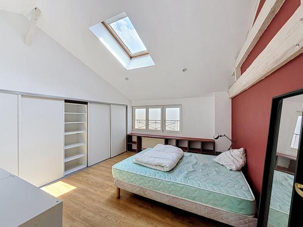 BAGNOLET LIMITE MONTREUIL, QUARTIER RECHERCHE DES COUTURES, 500 METRES DU METRO ROBESPIERRE, BIEN ATYPIQUE DANS UN ANCIEN ENTREPOT ENTIEREMENT REHABILITE AVEC GRANDE TERRASSE. BEAUCOUP DE VOLUMES ET DE LUMIERE POUR CE BIEN A L'AMBIANCE DE LOFT PARISIEN!