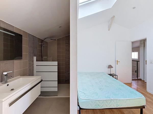 BAGNOLET LIMITE MONTREUIL, QUARTIER RECHERCHE DES COUTURES, 500 METRES DU METRO ROBESPIERRE, BIEN ATYPIQUE DANS UN ANCIEN ENTREPOT ENTIEREMENT REHABILITE AVEC GRANDE TERRASSE. BEAUCOUP DE VOLUMES ET DE LUMIERE POUR CE BIEN A L'AMBIANCE DE LOFT PARISIEN!