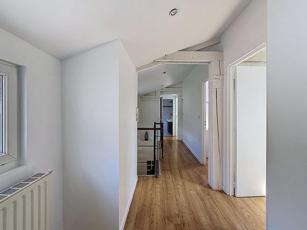 BAGNOLET LIMITE MONTREUIL, QUARTIER RECHERCHE DES COUTURES, 500 METRES DU METRO ROBESPIERRE, BIEN ATYPIQUE DANS UN ANCIEN ENTREPOT ENTIEREMENT REHABILITE AVEC GRANDE TERRASSE. BEAUCOUP DE VOLUMES ET DE LUMIERE POUR CE BIEN A L'AMBIANCE DE LOFT PARISIEN!