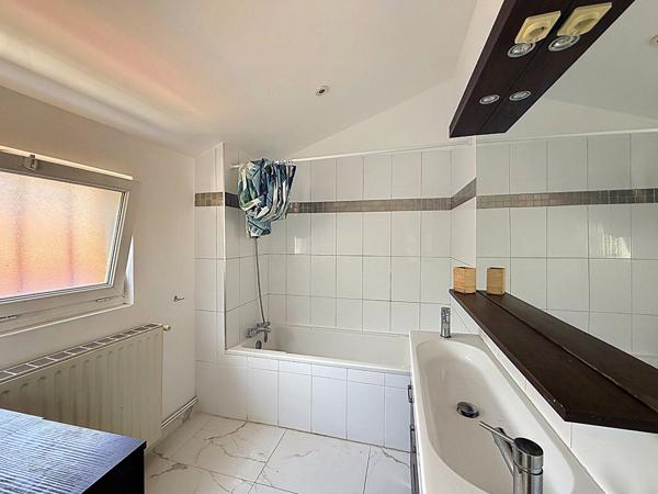 BAGNOLET LIMITE MONTREUIL, QUARTIER RECHERCHE DES COUTURES, 500 METRES DU METRO ROBESPIERRE, BIEN ATYPIQUE DANS UN ANCIEN ENTREPOT ENTIEREMENT REHABILITE AVEC GRANDE TERRASSE. BEAUCOUP DE VOLUMES ET DE LUMIERE POUR CE BIEN A L'AMBIANCE DE LOFT PARISIEN!