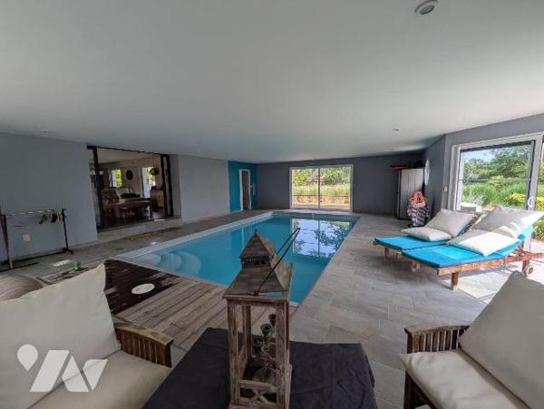 Clohars, proche des commodités, et au calme, maison avec vie de plain pied composée comme suit:...