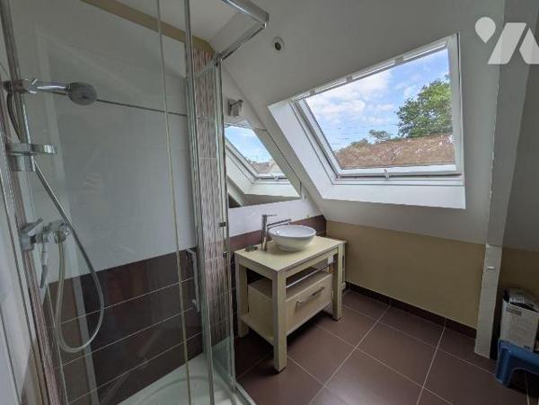 Clohars, proche des commodités, et au calme, maison avec vie de plain pied composée comme suit:...