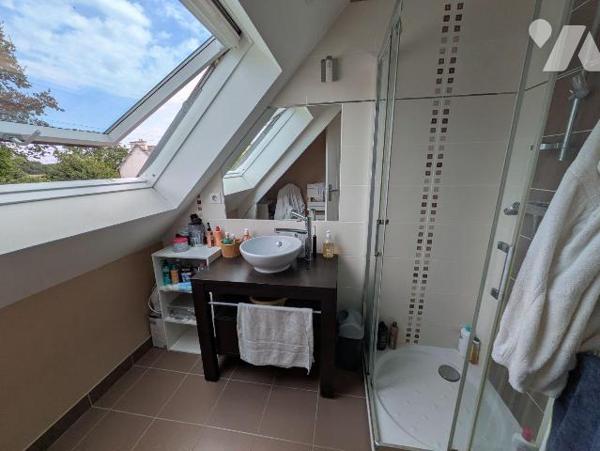 Clohars, proche des commodités, et au calme, maison avec vie de plain pied composée comme suit:...