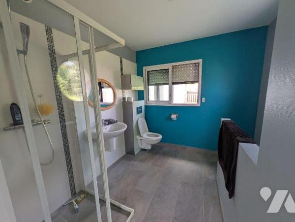 Clohars, proche des commodités, et au calme, maison avec vie de plain pied composée comme suit:...