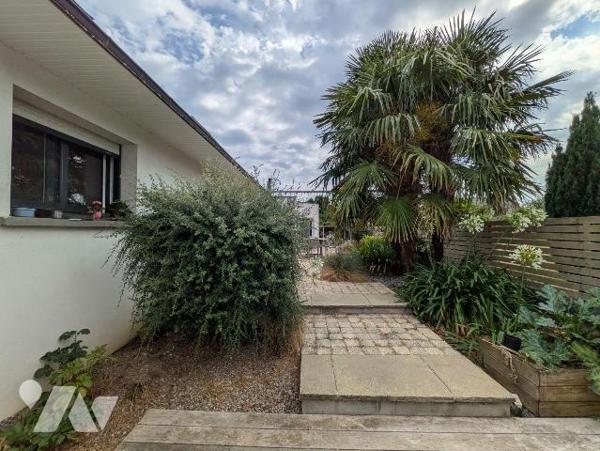 Clohars, proche des commodités, et au calme, maison avec vie de plain pied composée comme suit:...
