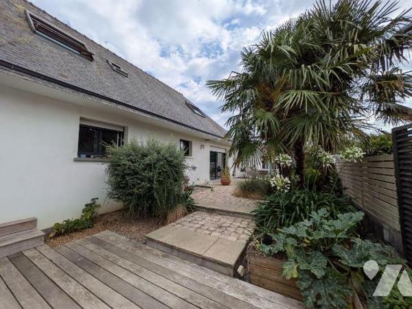 Clohars, proche des commodités, et au calme, maison avec vie de plain pied composée comme suit:...
