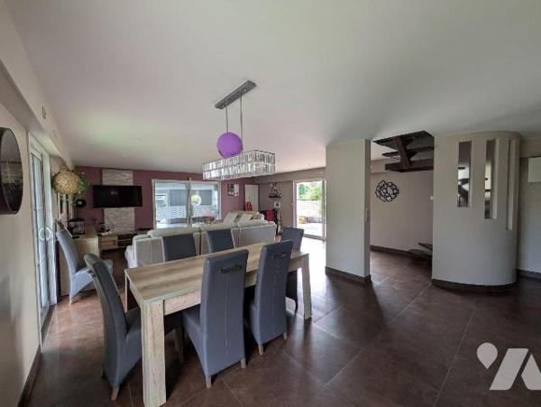 Clohars, proche des commodités, et au calme, maison avec vie de plain pied composée comme suit:...