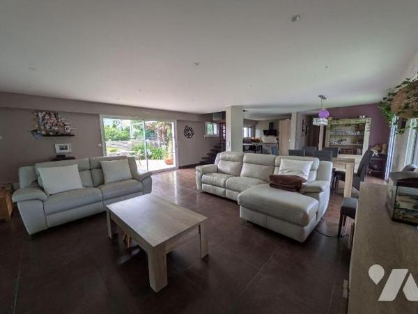 Clohars, proche des commodités, et au calme, maison avec vie de plain pied composée comme suit:...