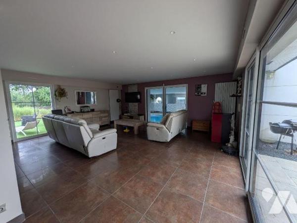 Clohars, proche des commodités, et au calme, maison avec vie de plain pied composée comme suit:...