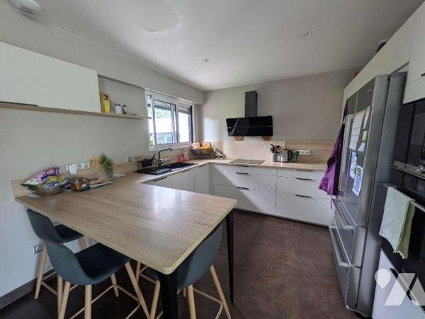 Clohars, proche des commodités, et au calme, maison avec vie de plain pied composée comme suit:...