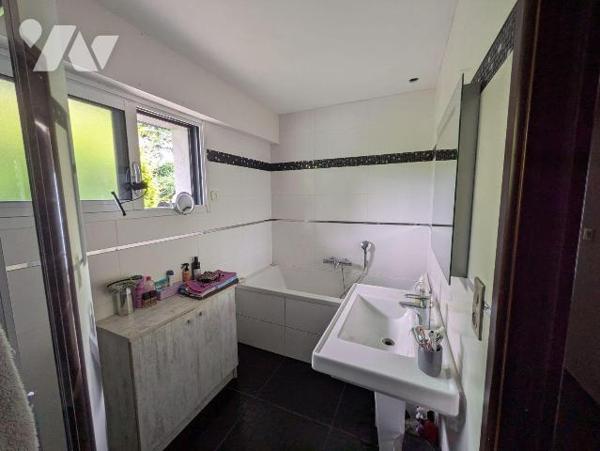 Clohars, proche des commodités, et au calme, maison avec vie de plain pied composée comme suit:...