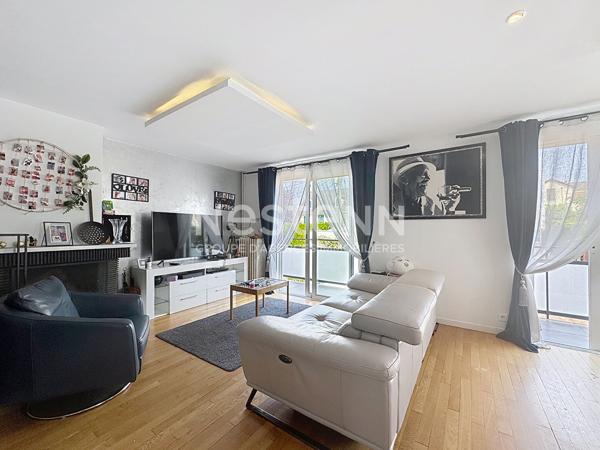A vendre maison située à Morangis proche des commerces, des écoles et des transports. Proximité immédiate des réseaux routiers en direction de Paris, Antony, Massy, Palaiseau notamment.