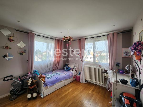 A vendre maison située à Morangis proche des commerces, des écoles et des transports. Proximité immédiate des réseaux routiers en direction de Paris, Antony, Massy, Palaiseau notamment.