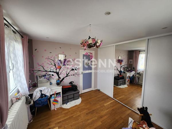 A vendre maison située à Morangis proche des commerces, des écoles et des transports. Proximité immédiate des réseaux routiers en direction de Paris, Antony, Massy, Palaiseau notamment.