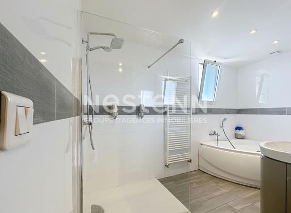 A vendre maison située à Morangis proche des commerces, des écoles et des transports. Proximité immédiate des réseaux routiers en direction de Paris, Antony, Massy, Palaiseau notamment.