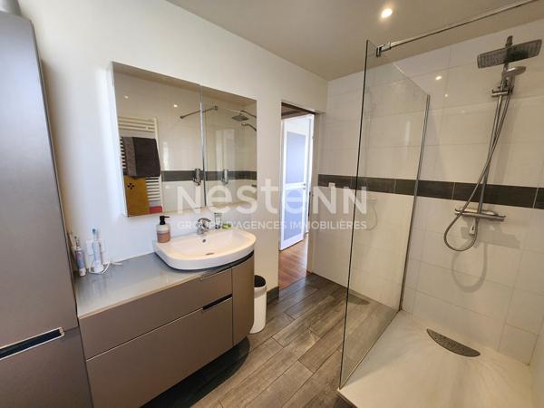 A vendre maison située à Morangis proche des commerces, des écoles et des transports. Proximité immédiate des réseaux routiers en direction de Paris, Antony, Massy, Palaiseau notamment.