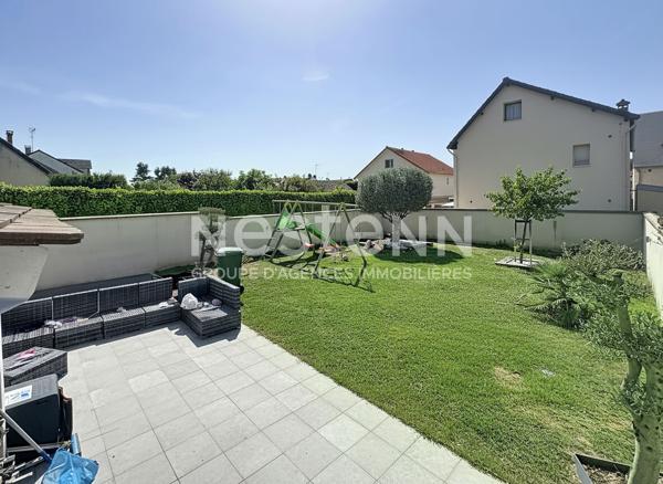 A vendre maison située à Morangis proche des commerces, des écoles et des transports. Proximité immédiate des réseaux routiers en direction de Paris, Antony, Massy, Palaiseau notamment.