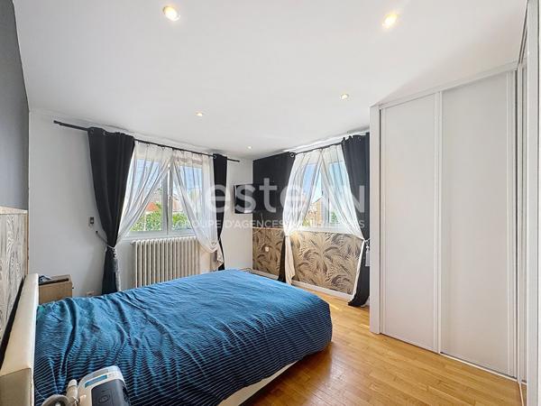 A vendre maison située à Morangis proche des commerces, des écoles et des transports. Proximité immédiate des réseaux routiers en direction de Paris, Antony, Massy, Palaiseau notamment.